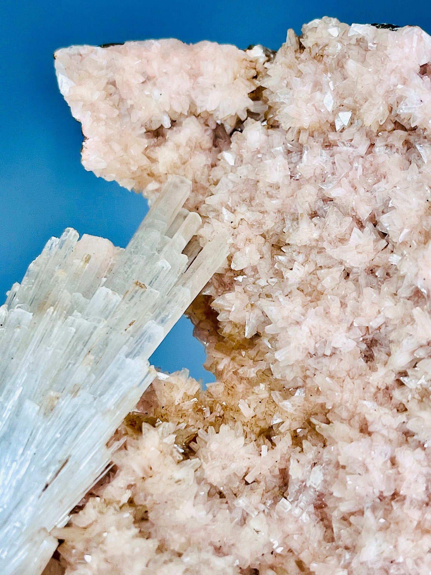 Scolecite with pink Heulandite