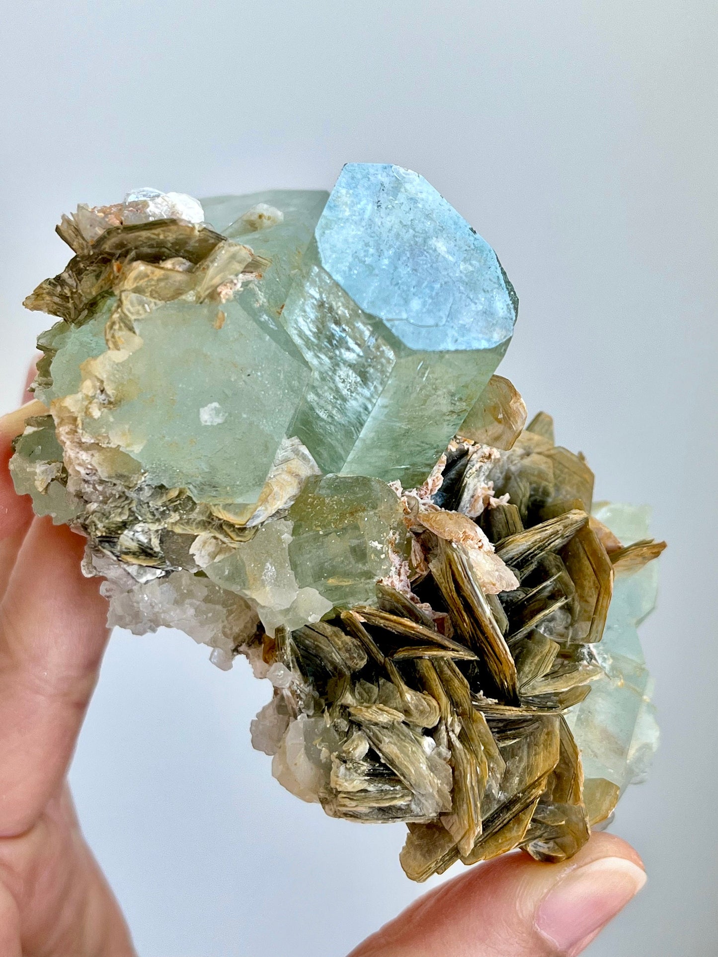 Aquamarine with mica