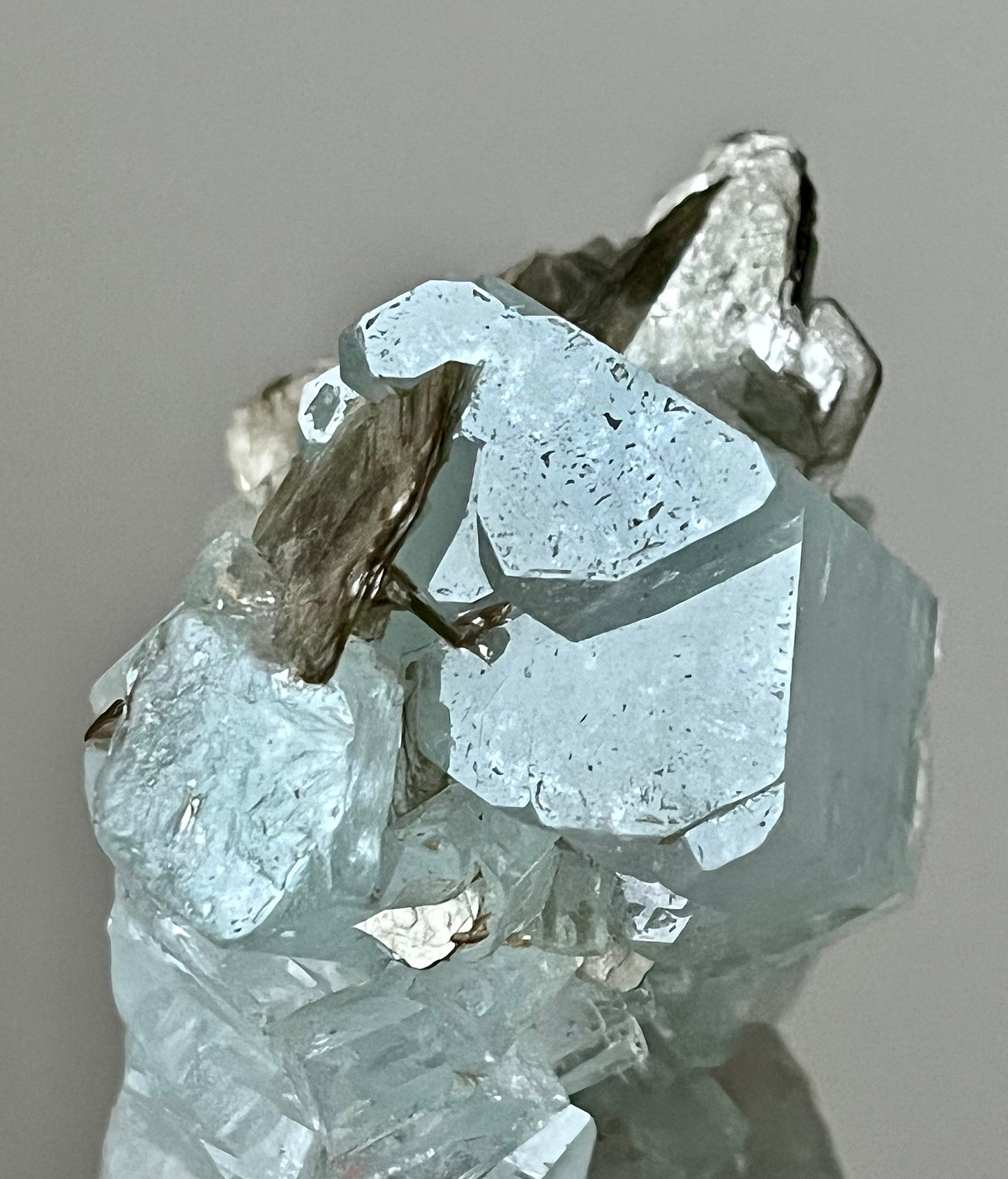 Aquamarine with Albite & Muscovite, rainbow flash