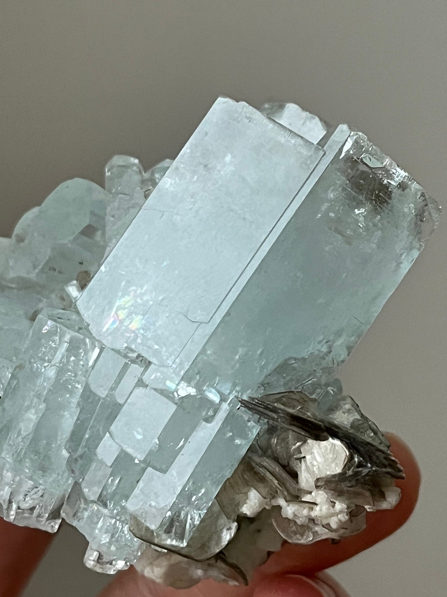 Aquamarine with Albite & Muscovite, rainbow flash