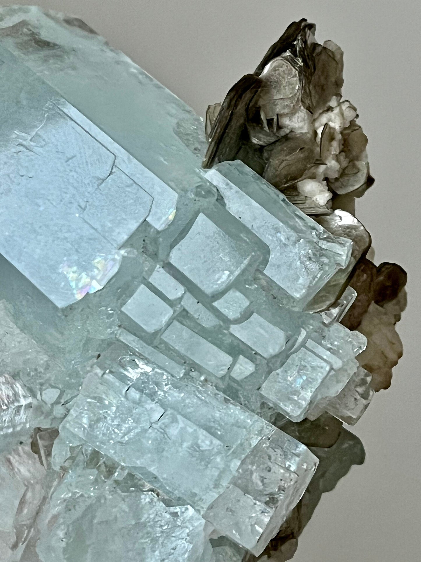Aquamarine with Albite & Muscovite, rainbow flash