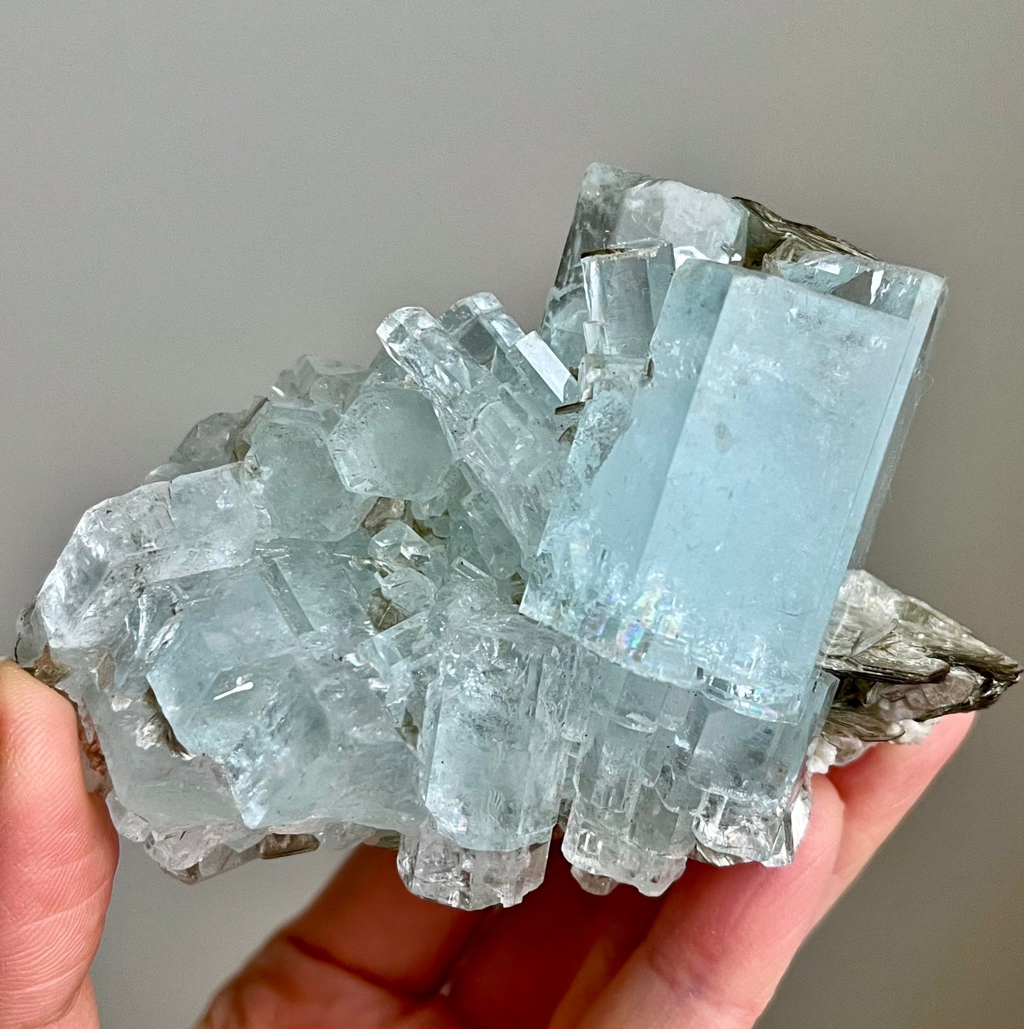 Aquamarine with Albite & Muscovite, rainbow flash