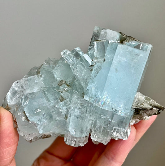Aquamarine with Albite & Muscovite, rainbow flash