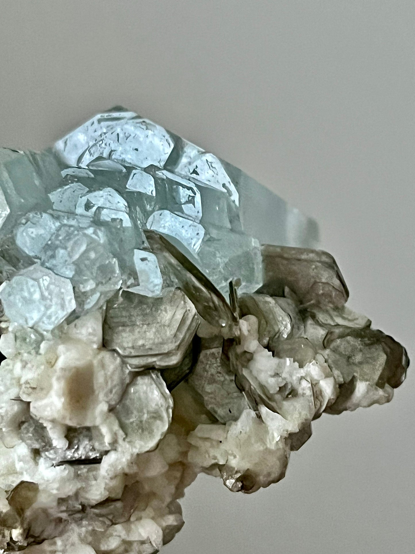 Aquamarine with Albite & Muscovite, rainbow flash