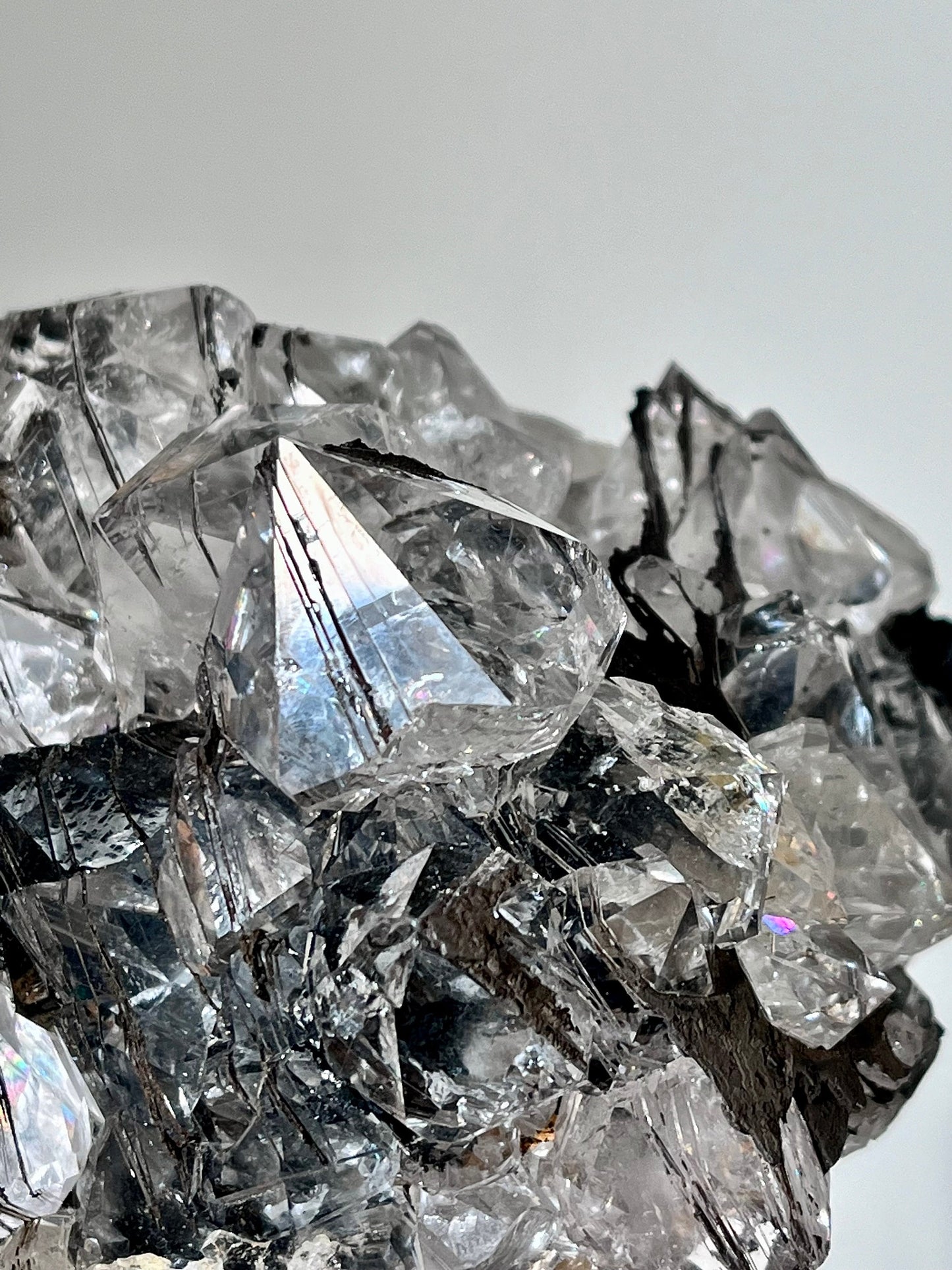Diamond Quartz with Hematite Rosettes, Hematite deposit, Rainbow flash