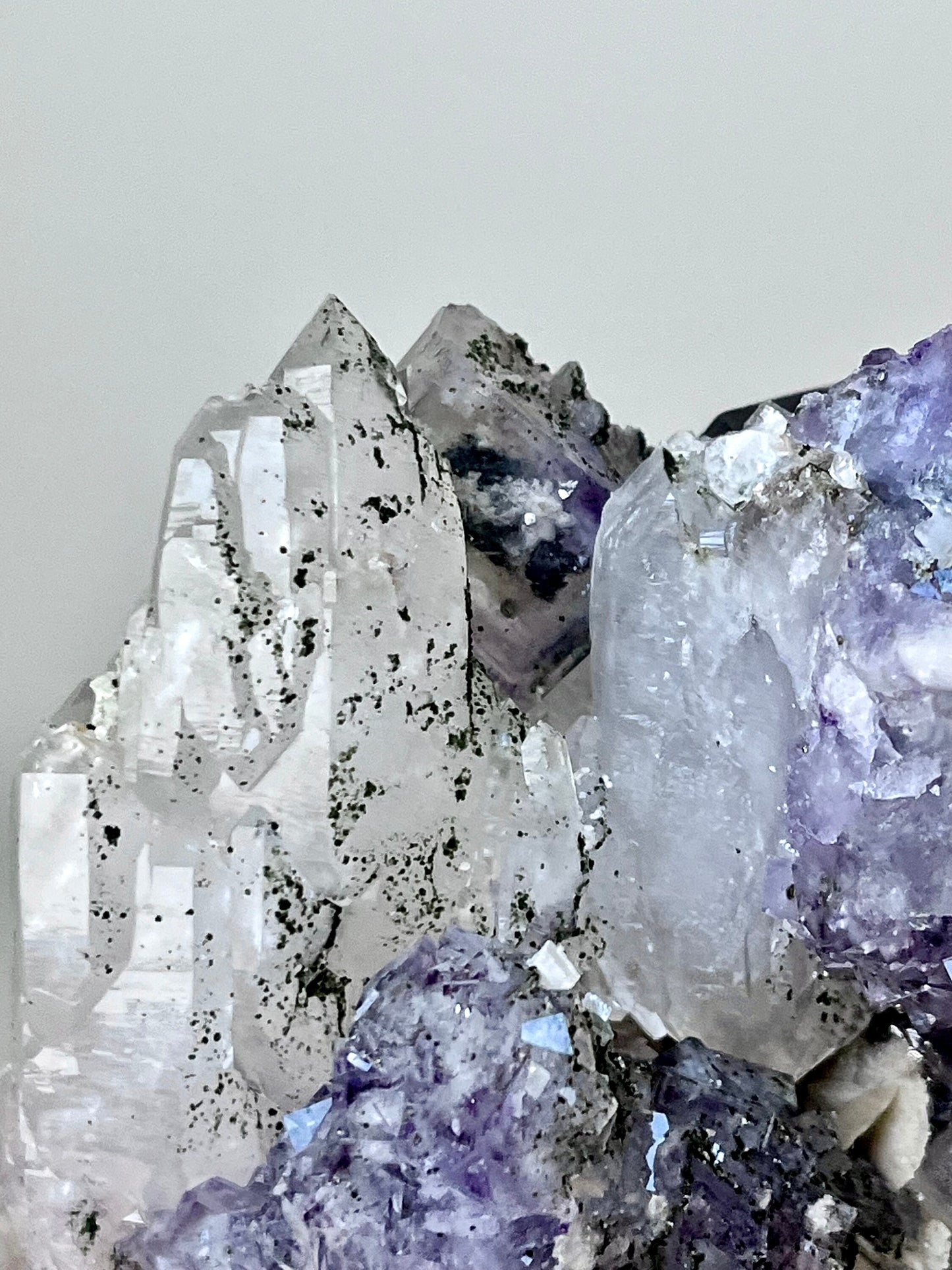 Quartz with Color-zoned Fluorite, Chlorite, Siderite & Pyrites