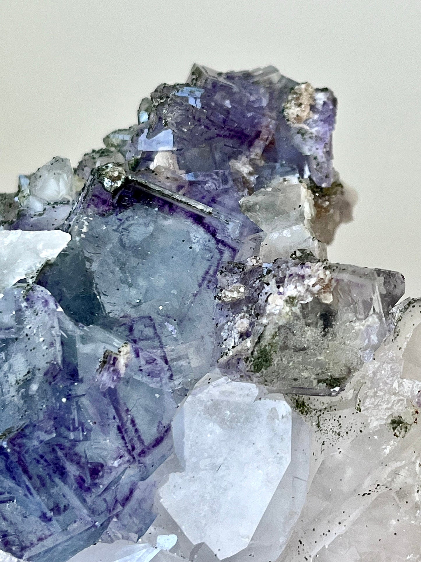 Quartz with Color-zoned Fluorite, Chlorite, Siderite & Pyrites