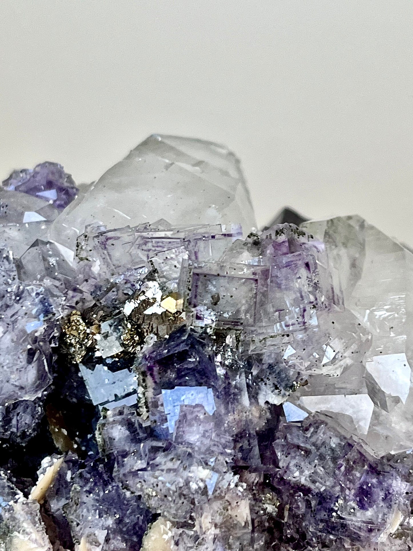 Quartz with Color-zoned Fluorite, Chlorite, Siderite & Pyrites