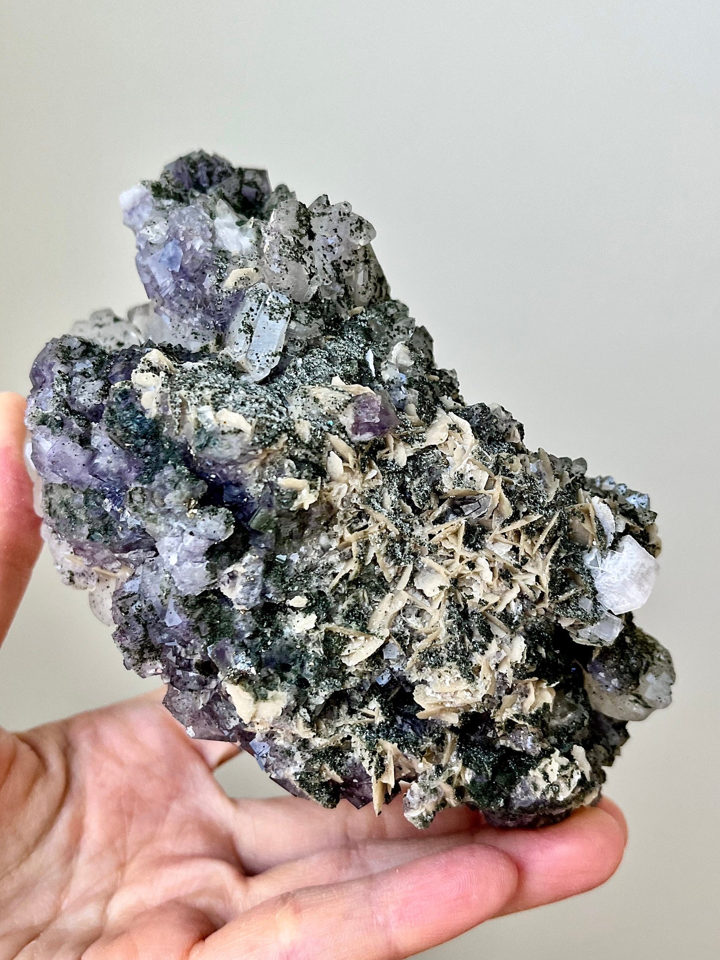 Quartz with Color-zoned Fluorite, Chlorite, Siderite & Pyrites