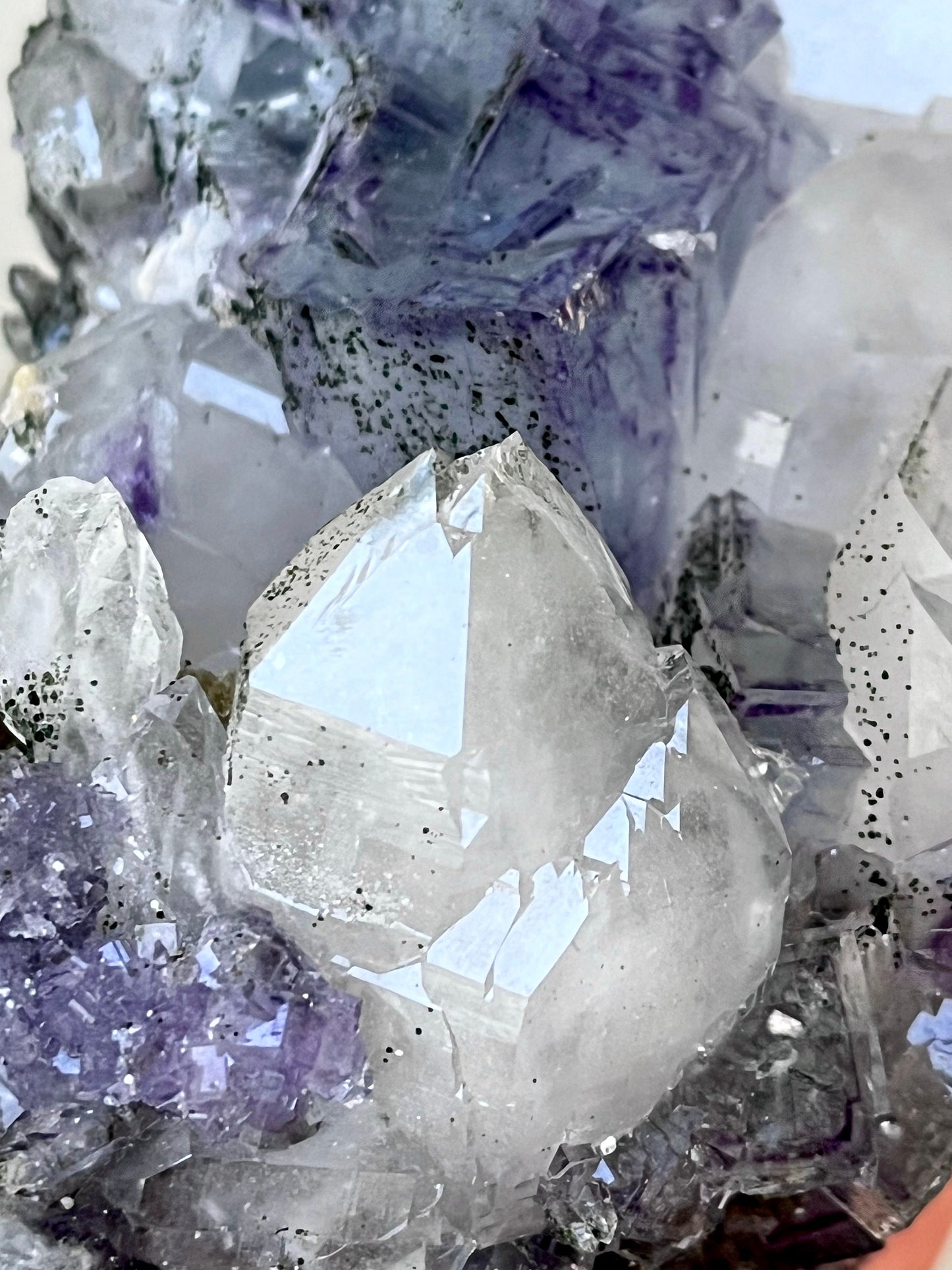 Quartz with Color-zoned Fluorite, Chlorite, Siderite & Pyrites