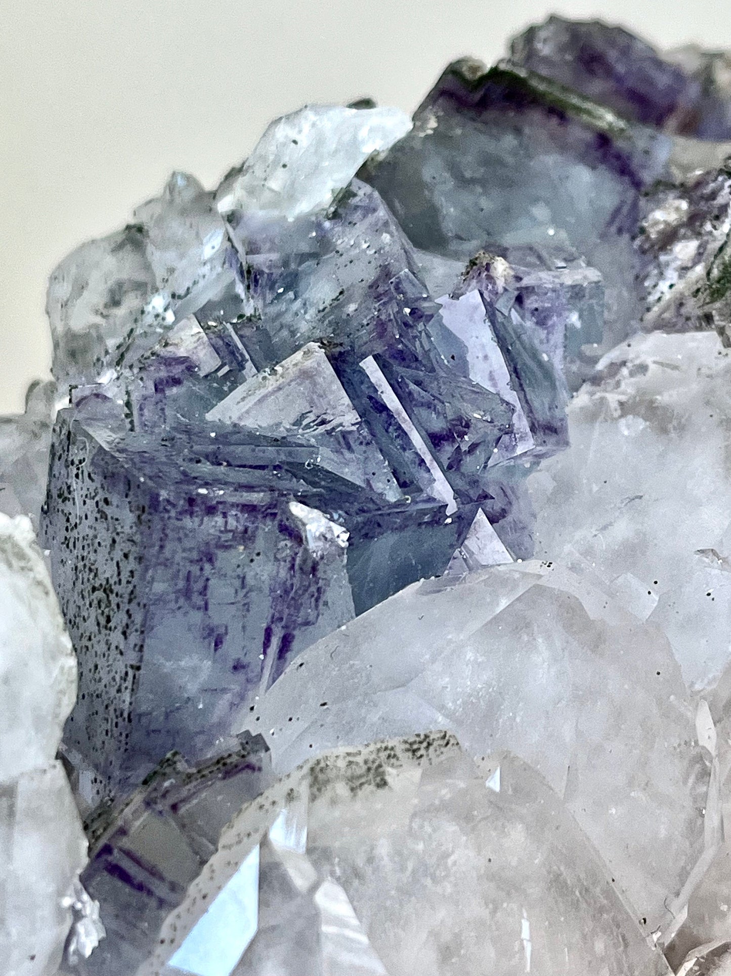 Quartz with Color-zoned Fluorite, Chlorite, Siderite & Pyrites