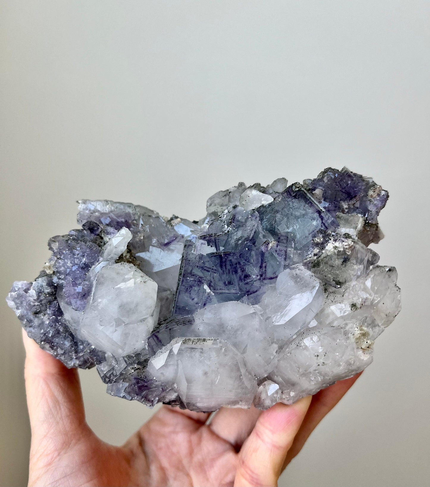 Quartz with Color-zoned Fluorite, Chlorite, Siderite & Pyrites