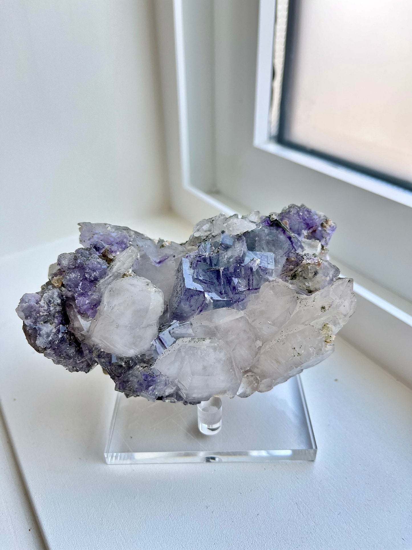 Quartz with Color-zoned Fluorite, Chlorite, Siderite & Pyrites
