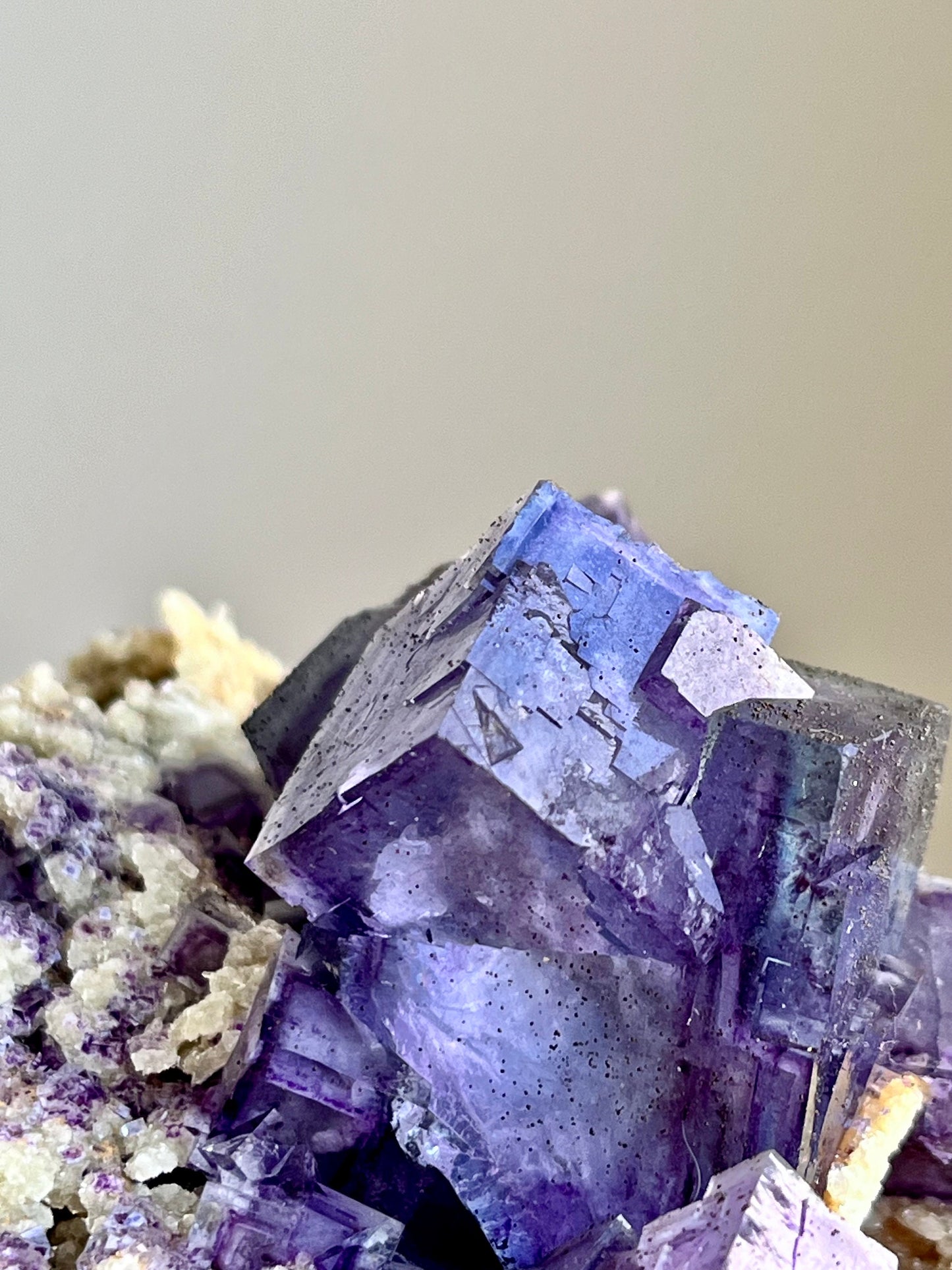Colour-zoned Fluorite with Quartz & Mica, Record Keeper