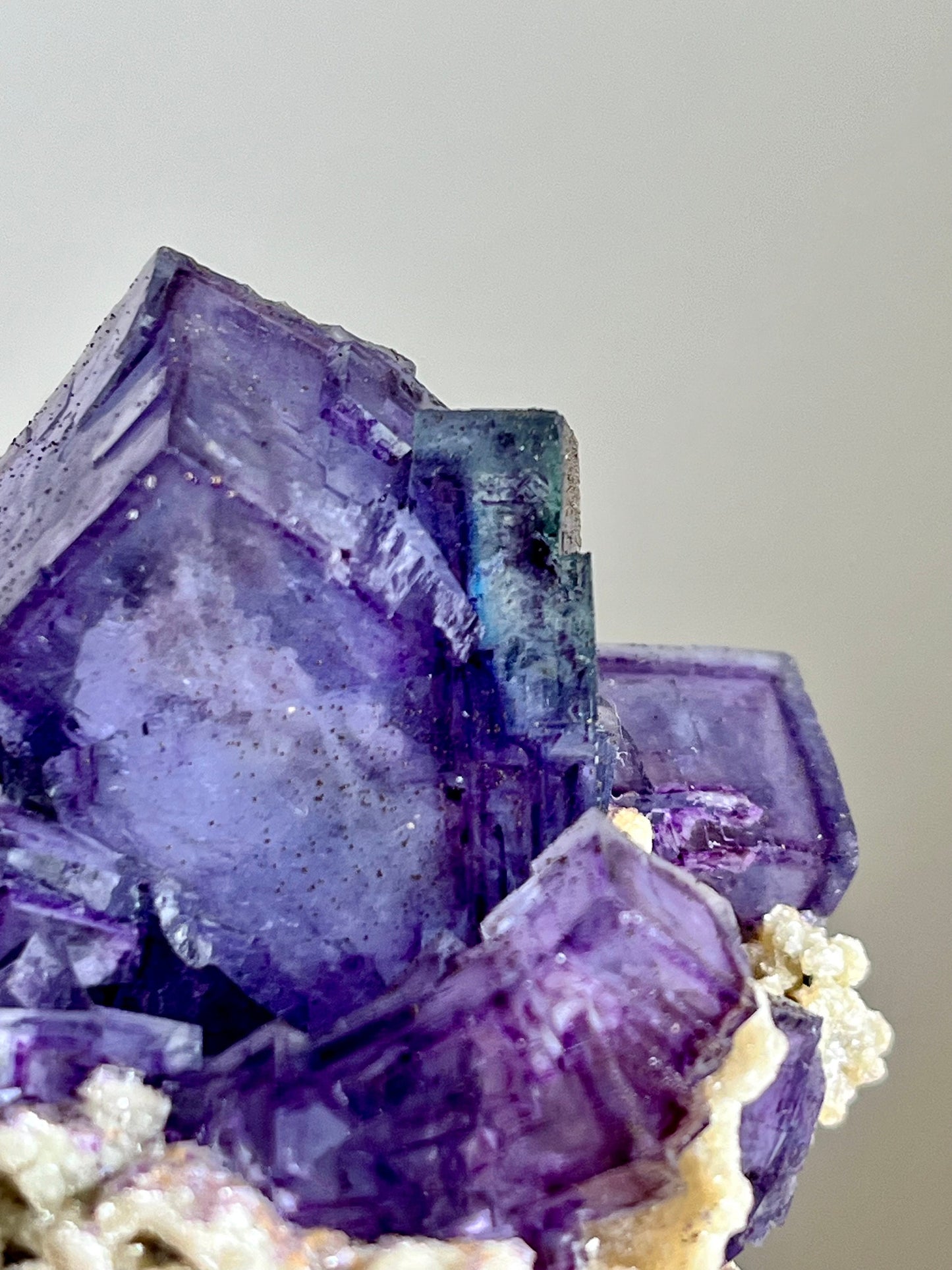 Colour-zoned Fluorite with Quartz & Mica, Record Keeper