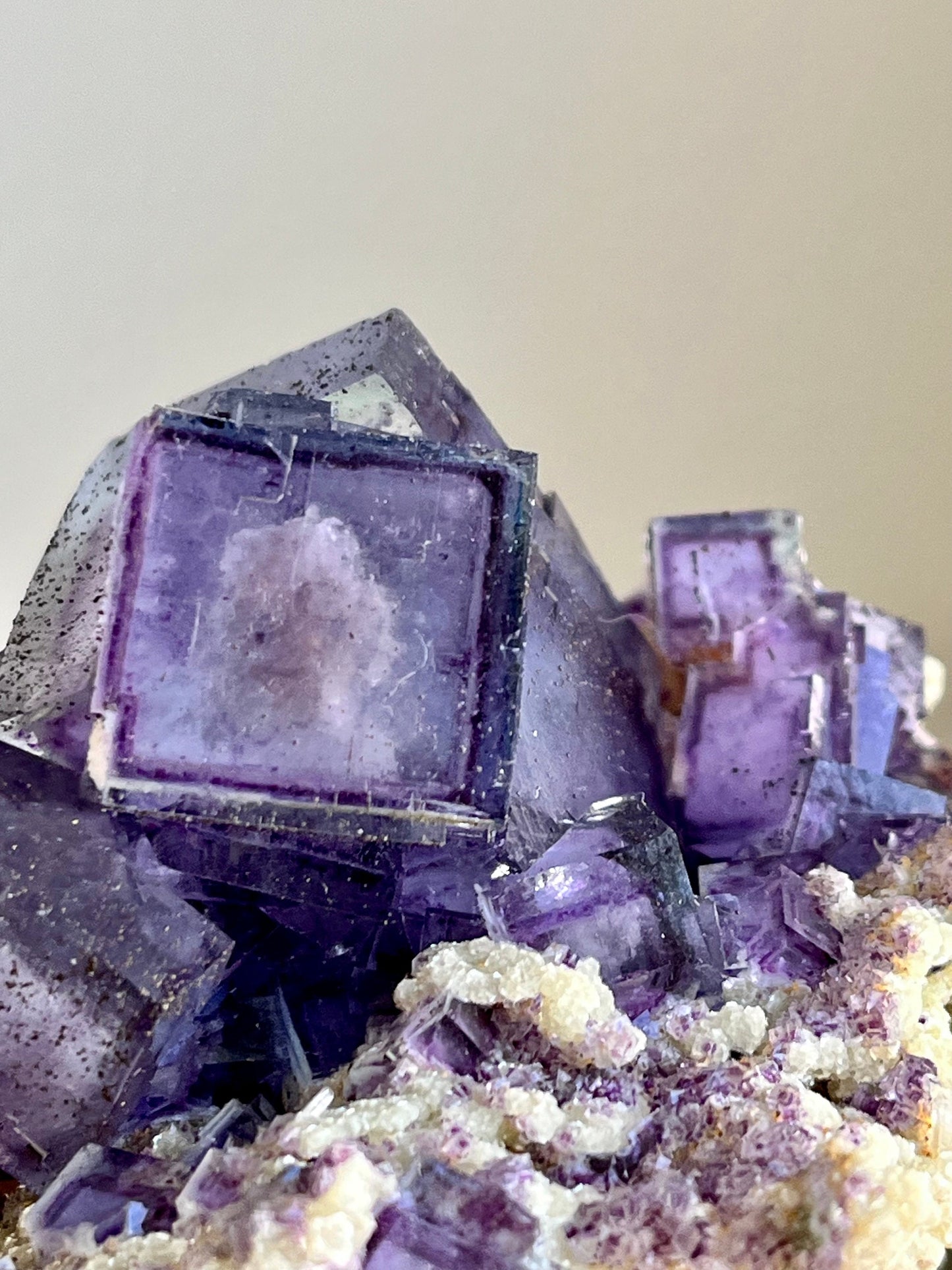 Colour-zoned Fluorite with Quartz & Mica, Record Keeper