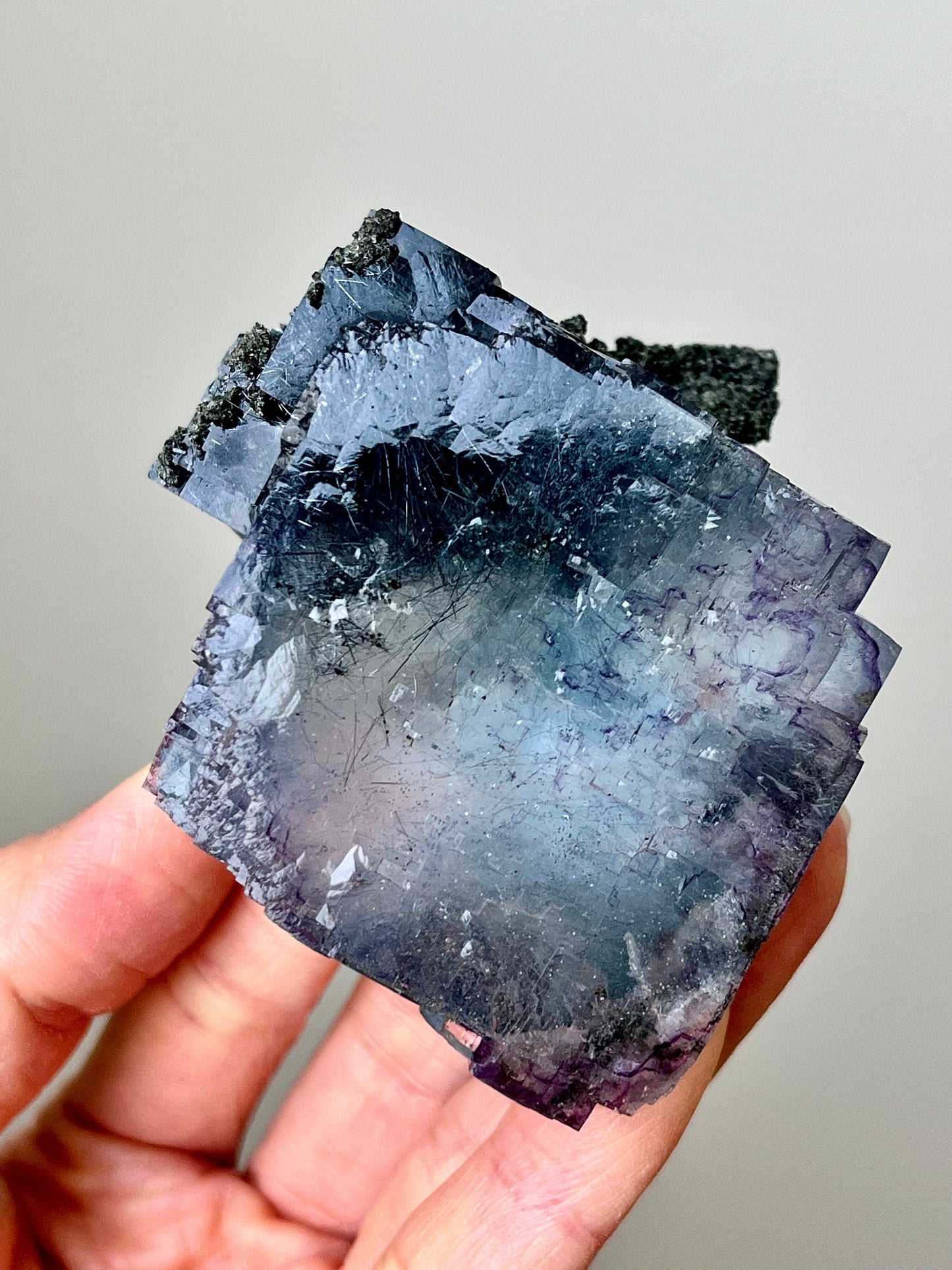 Blue fluorite with purple colour zonings & jamesonite