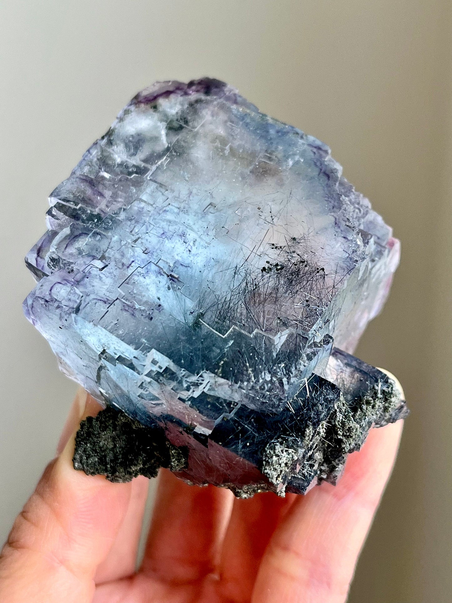 Blue fluorite with purple colour zonings & jamesonite