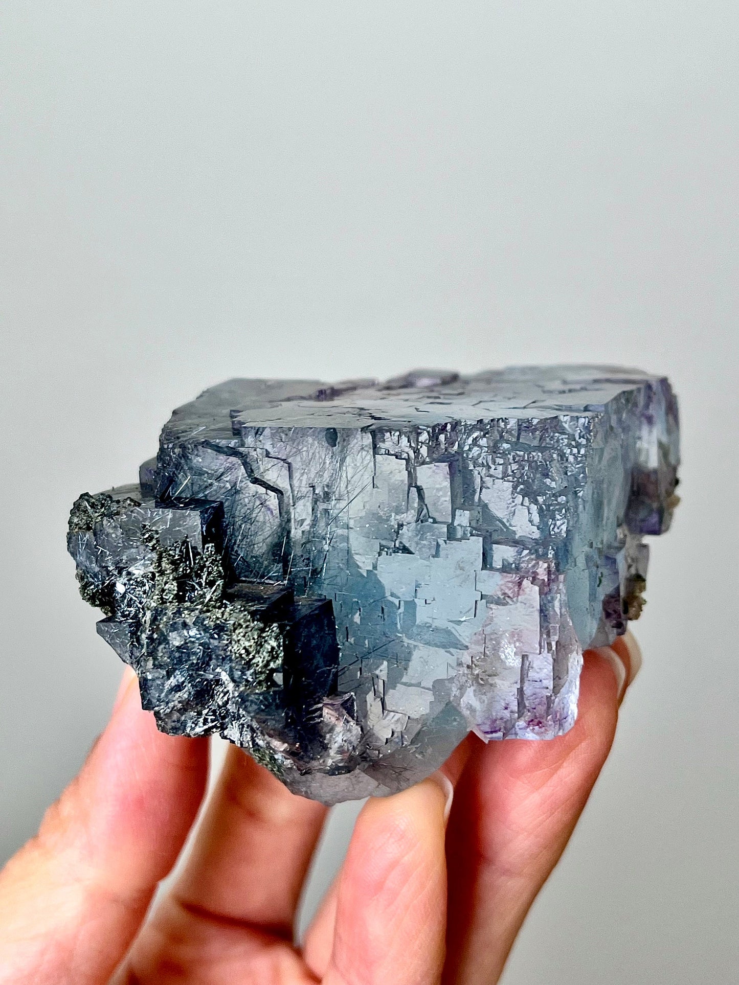 Blue fluorite with purple colour zonings & jamesonite