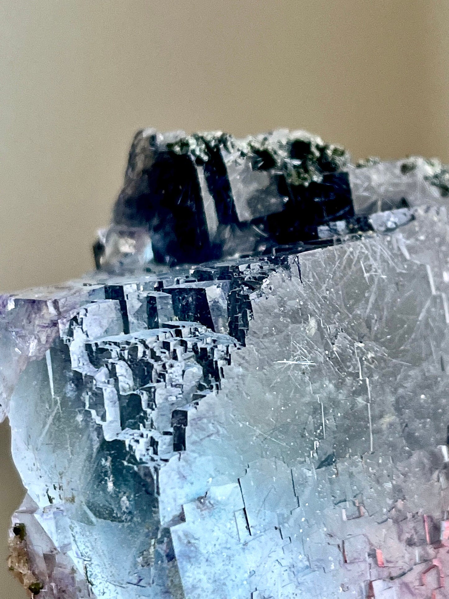 Blue fluorite with purple colour zonings & jamesonite