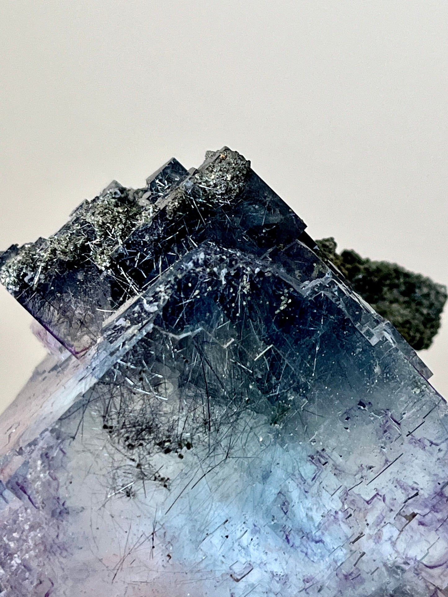 Blue fluorite with purple colour zonings & jamesonite