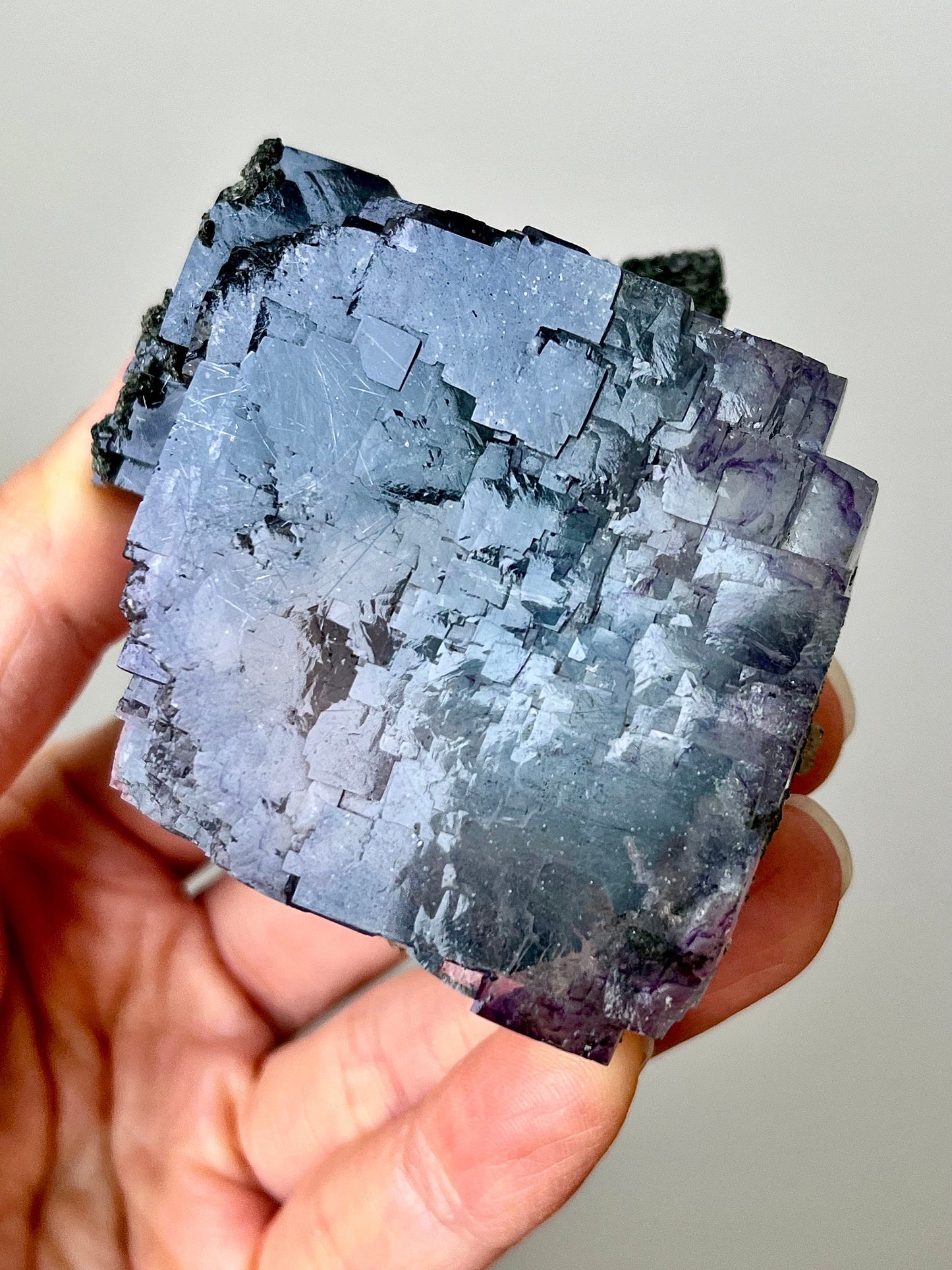 Blue fluorite with purple colour zonings & jamesonite