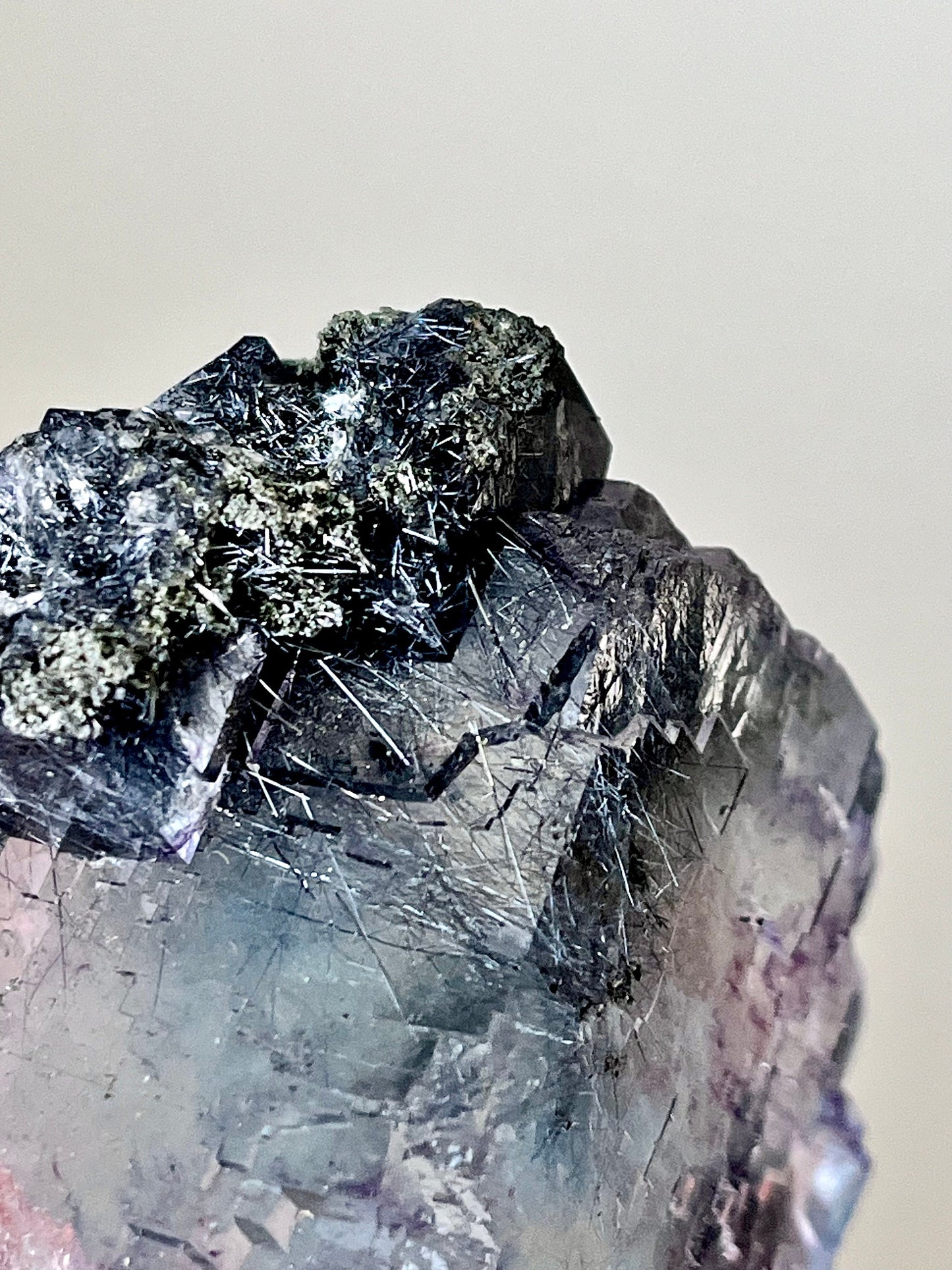 Blue fluorite with purple colour zonings & jamesonite