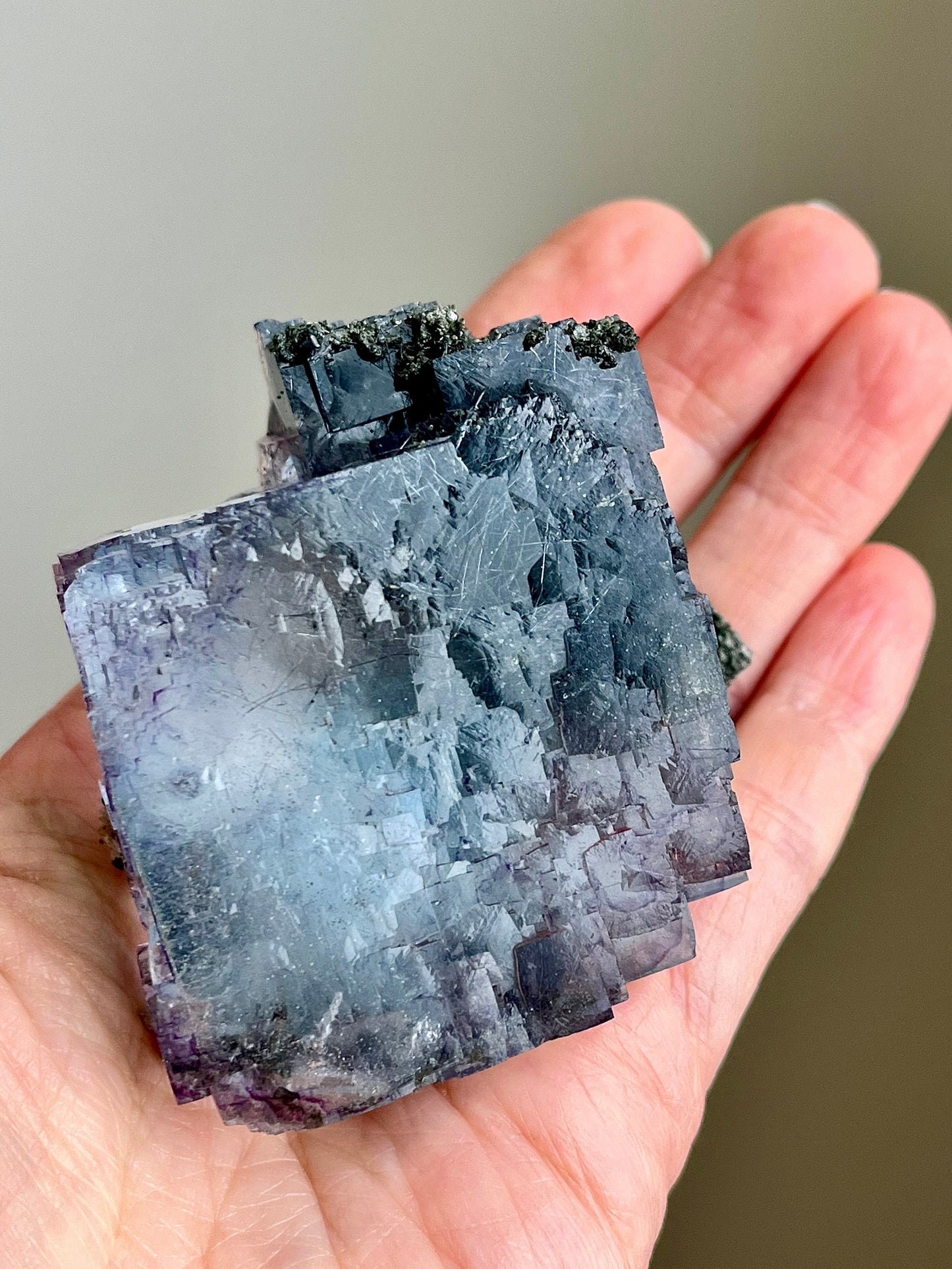 Blue fluorite with purple colour zonings & jamesonite