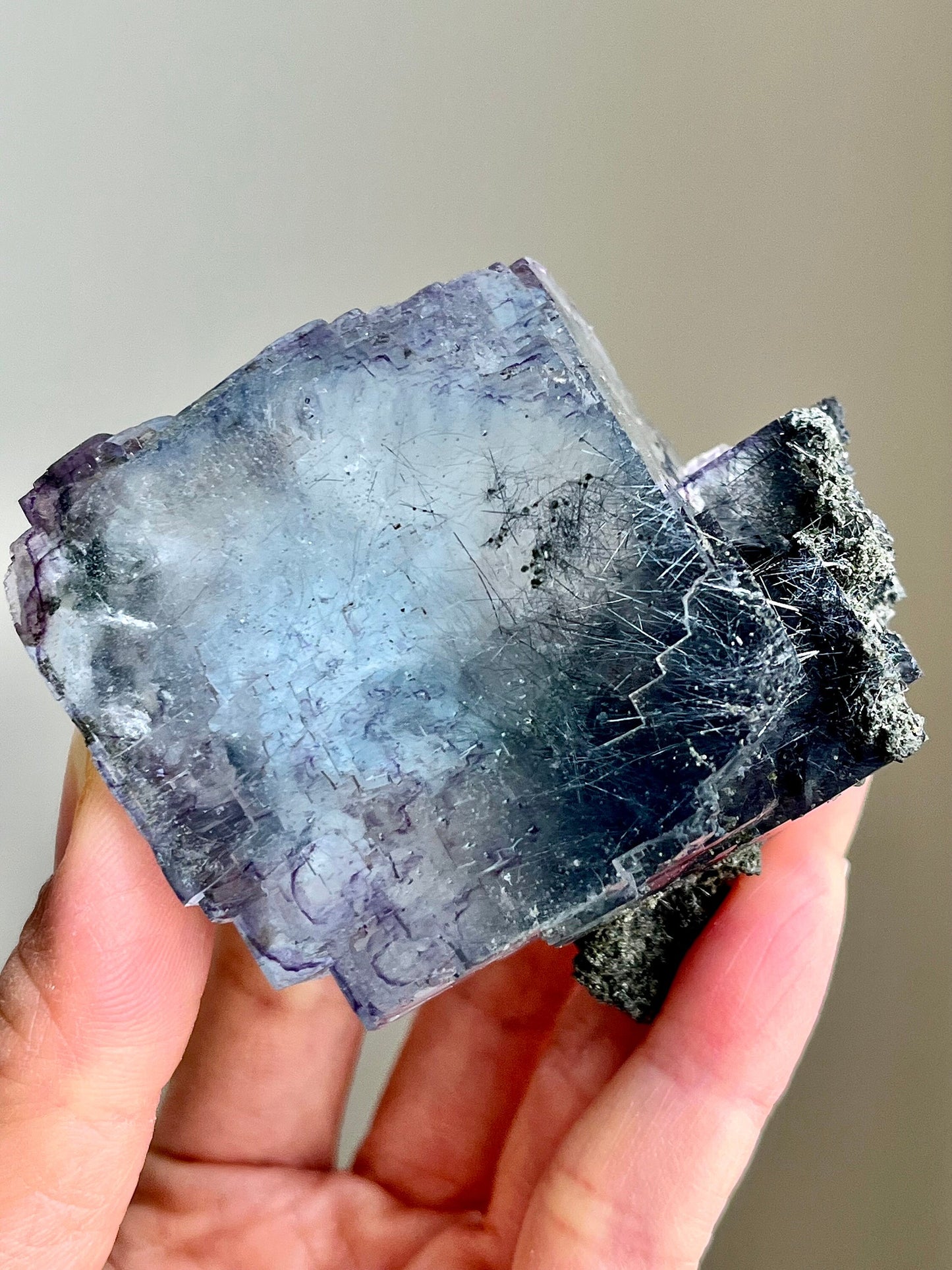 Blue fluorite with purple colour zonings & jamesonite