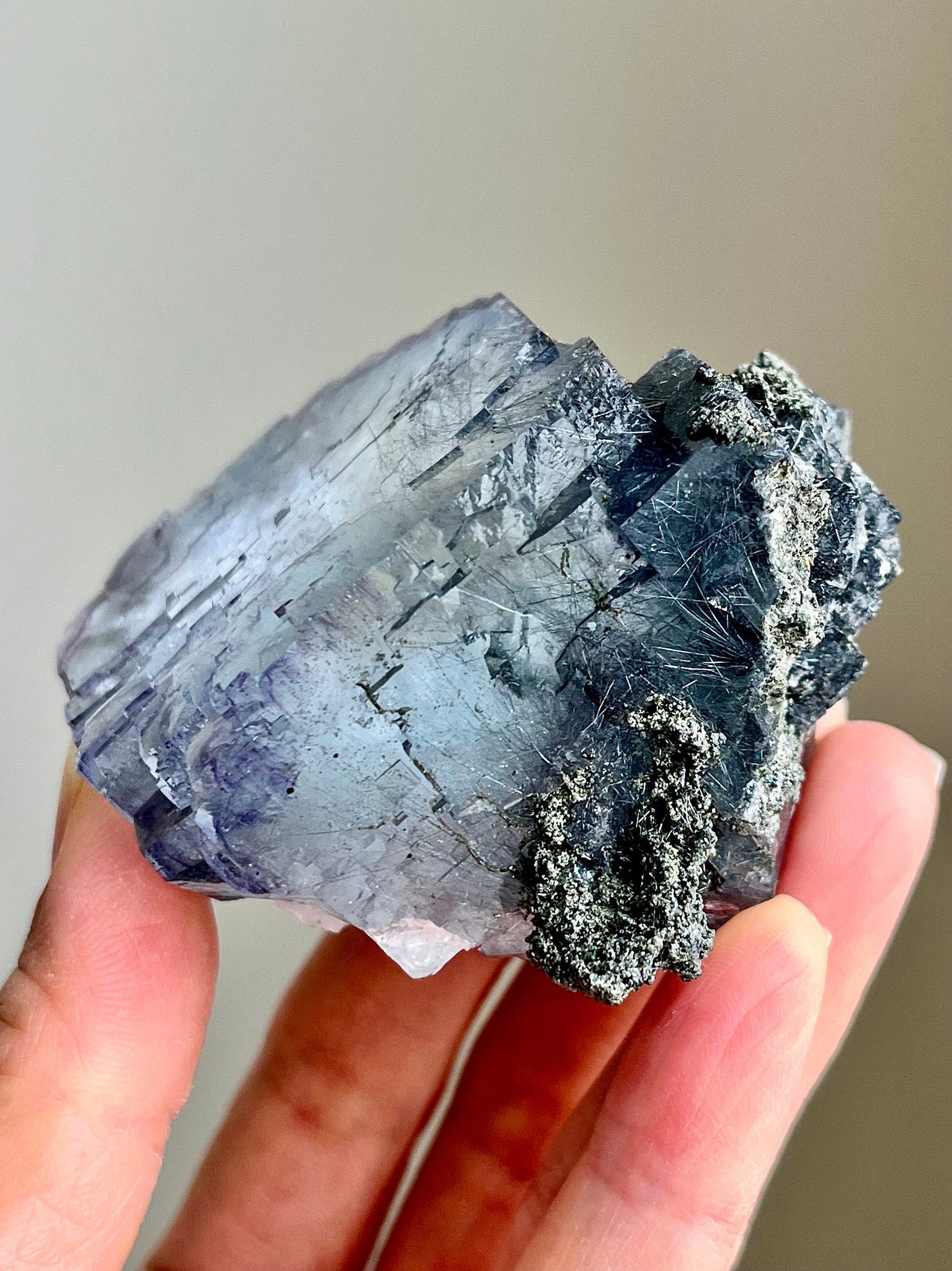 Blue fluorite with purple colour zonings & jamesonite