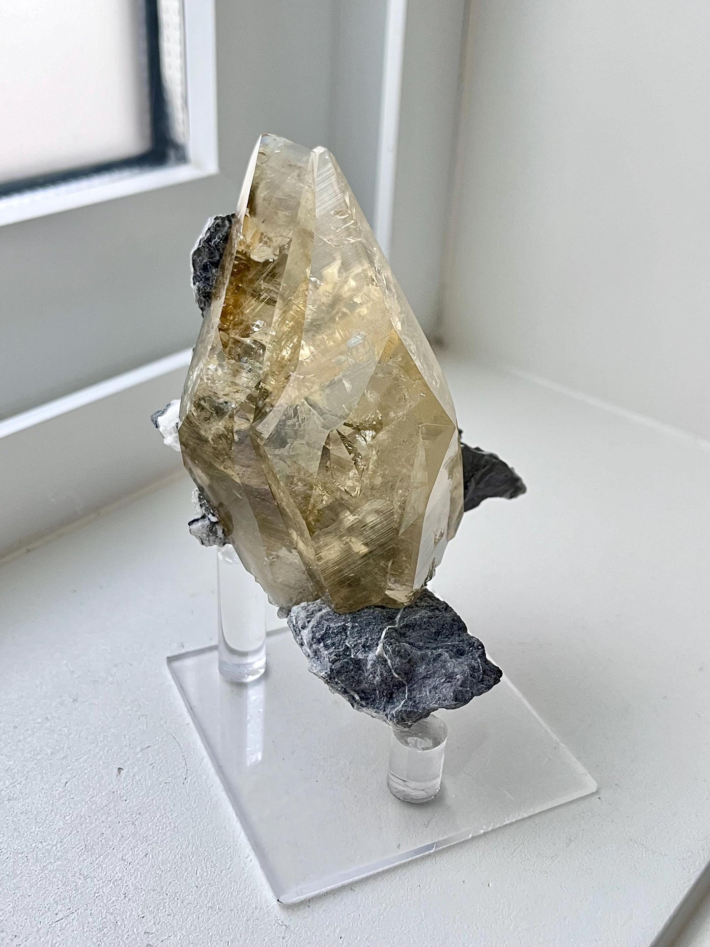 High Grade Fluorescent Yellow Calcite