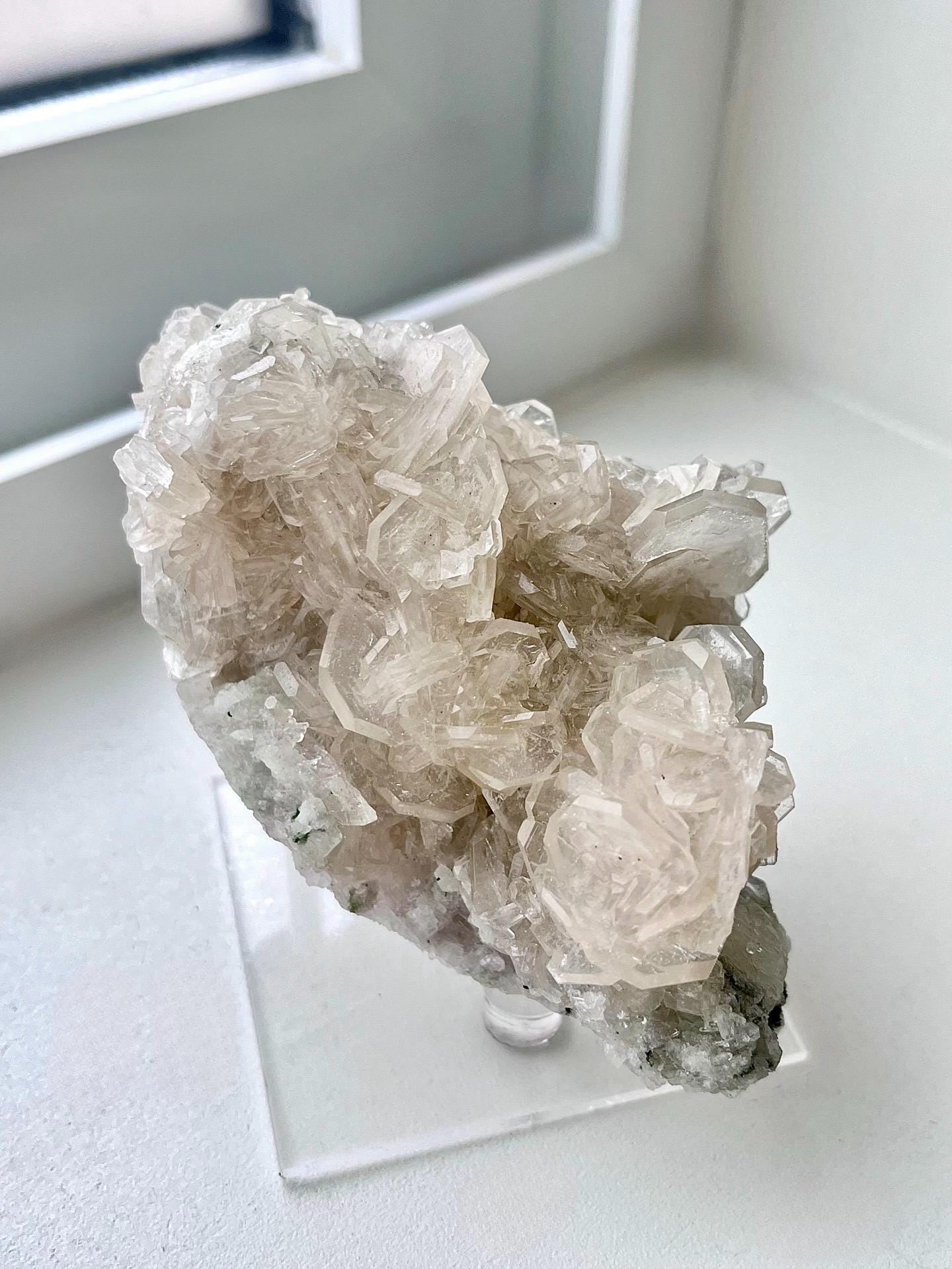 Glassy Baryte with Dolomite and Quartz